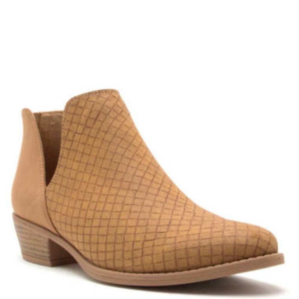 Qupid Sochi Block Heel Zip Booties